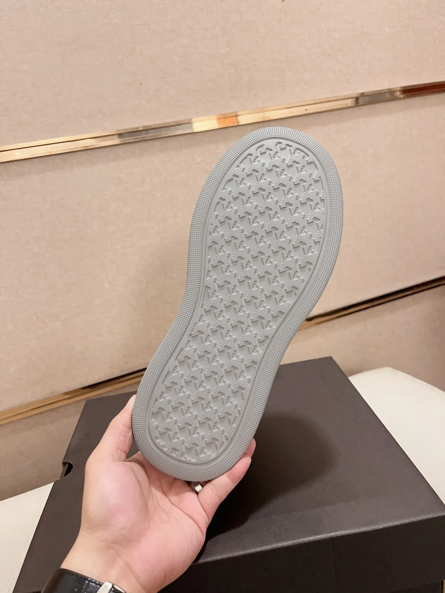 Factory Price: 380 Men's Men's Shoes💰North American Men's Shoes Ugg ☃️In the special sale of new high-quality men's shoes and snow boots in autumn and winter, the nemesis of extreme cold weather! Made of cowhide leather, merino wool lining, and original outsole, whether driving, outdoor or daily wear, there is always one that suits you! Code number 39-44